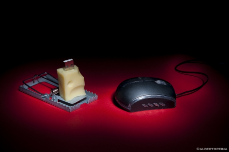 Modern mouse trap Modern Mouse Trap. Trappola moderna per topi ( mouse ) tecnologici usando come esca del formaggio USB